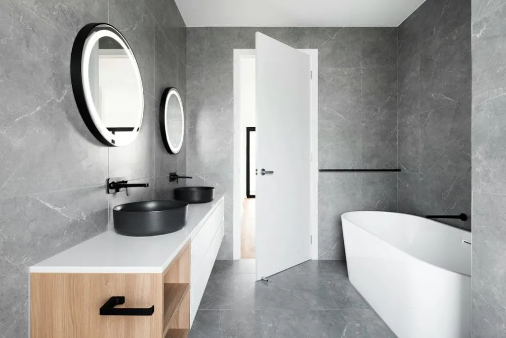 Amenajarea Băii Perfecte: Idei de Design și Accesorii Elegante Europa IMOBILIARE