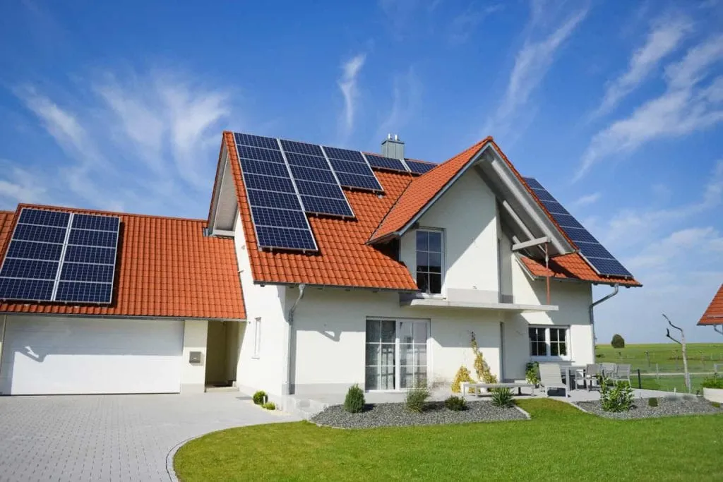 Cum panourile solare pot transforma afacerea dvs.: Studii de caz și beneficii