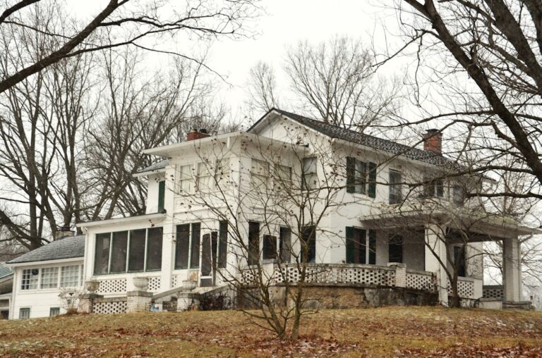 Photo buying an old house