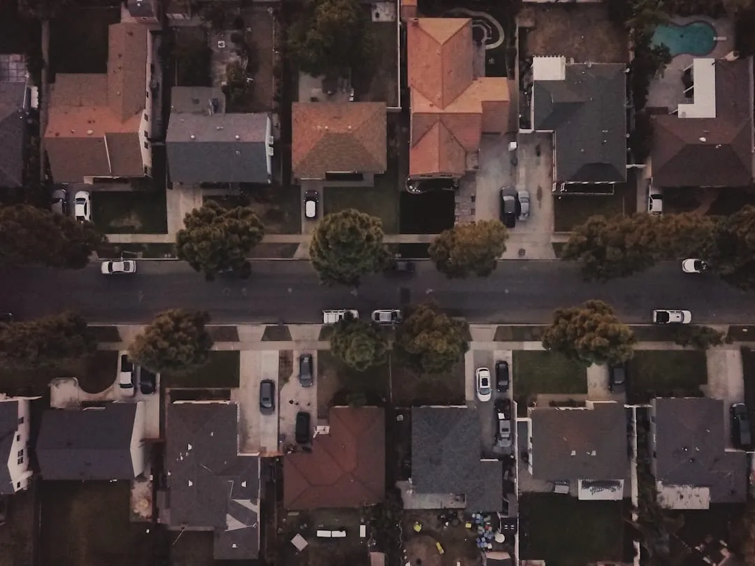 Photo choose a quiet neighborhood