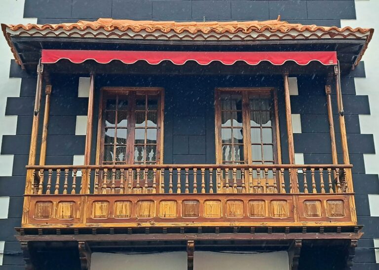 Photo house with large balcony