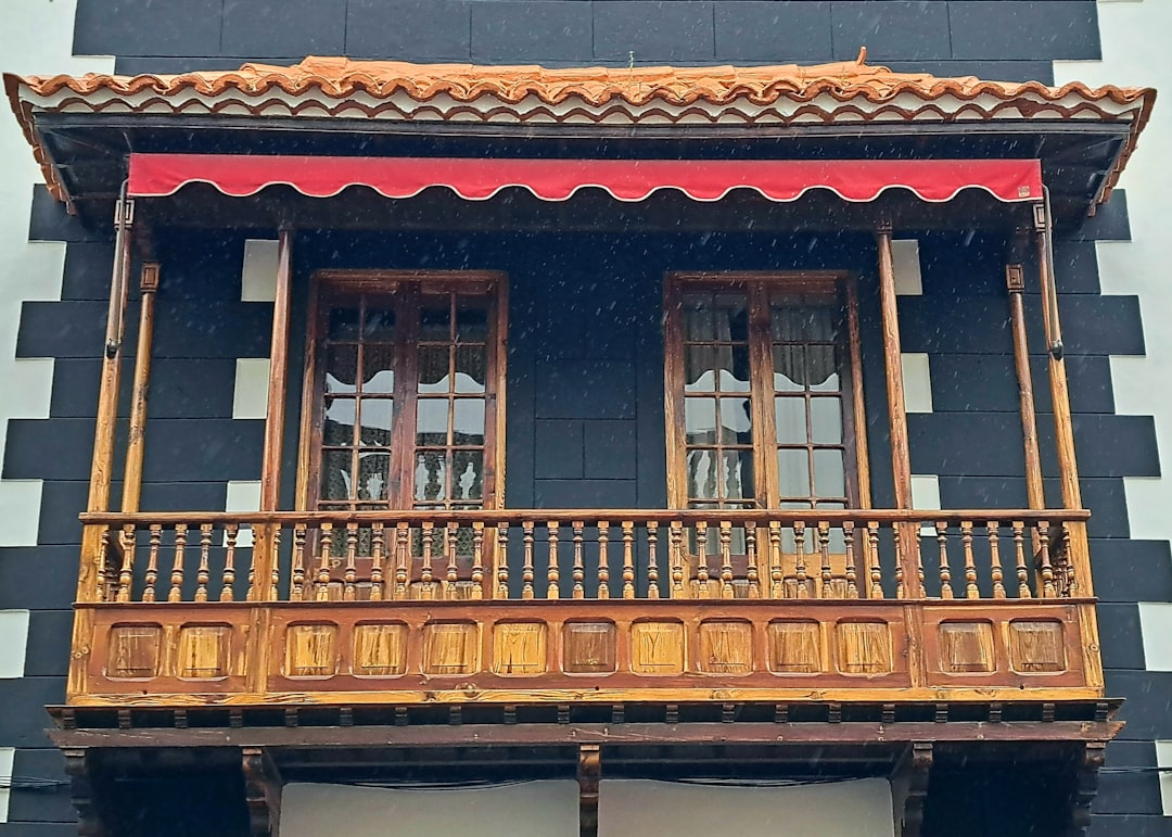 Photo house with large balcony