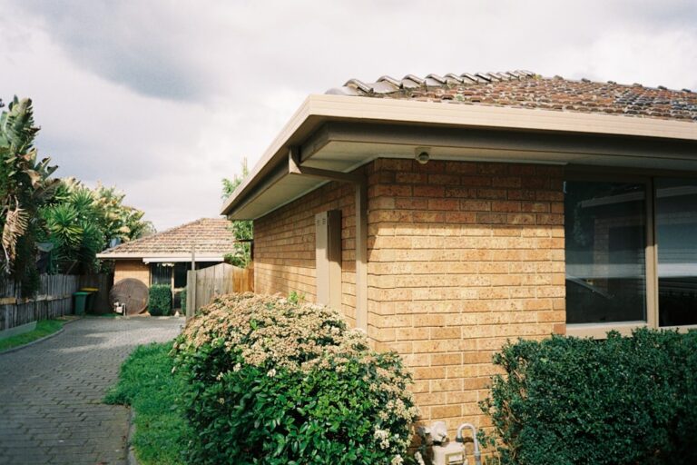 Photo house with small garage
