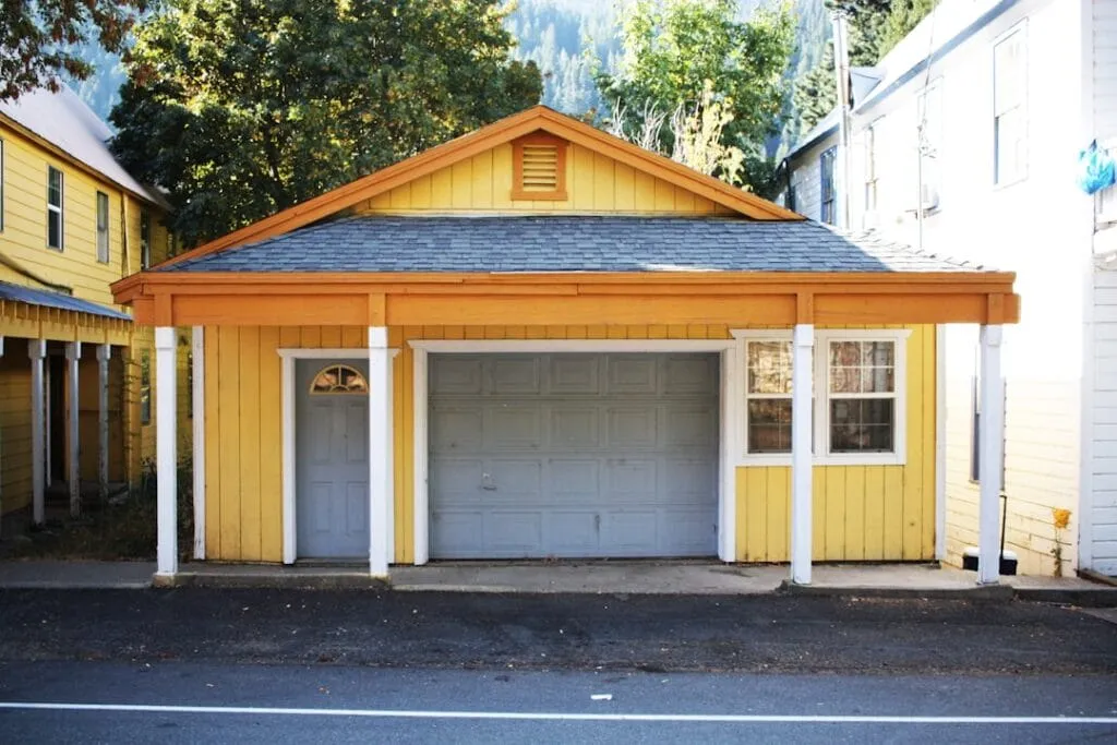 Photo house with small garage