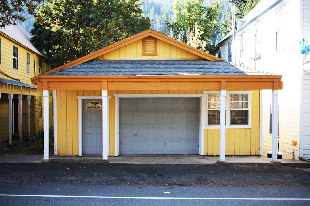 Photo house with small garage