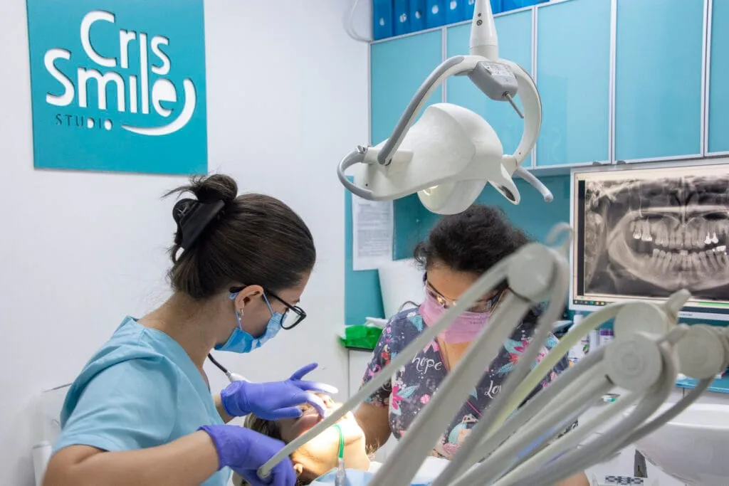 Fațete dentare sau albire profesională a dinților? Alegerea potrivită pentru tine Fațete dentare sau albire profesională a dinților? Alegerea potrivită pentru tine