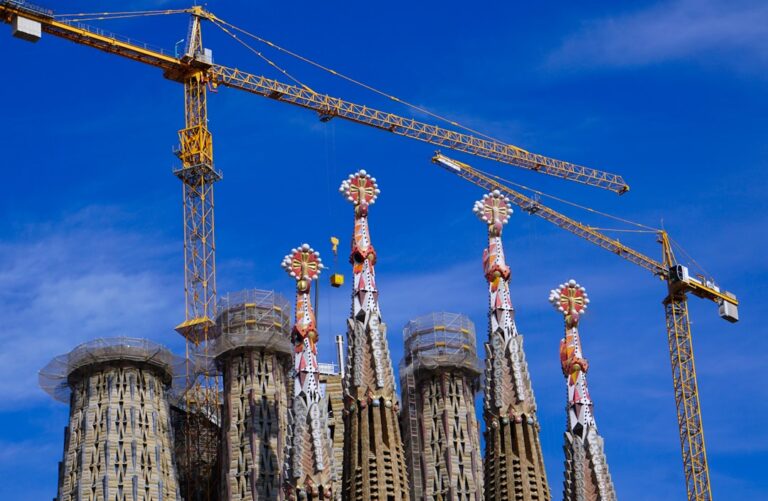 Photo construcții clasice vs moderne