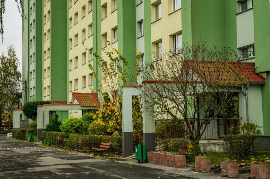Chei așezate pe blatul unei bucătării dintr-un apartament nou, încă nemobilat