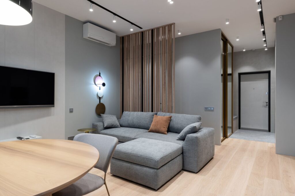 Gură de ventilație rotundă montată în tavanul alb al unei camere moderne, luminată natural
