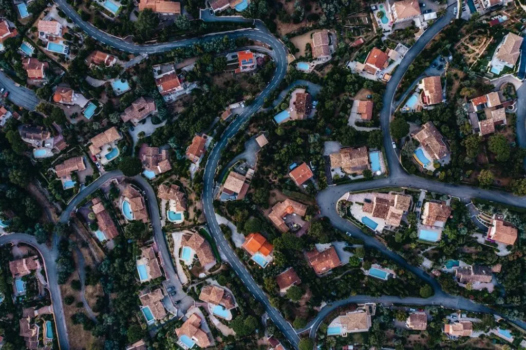 Tot ce trebuie să știi despre investițiile imobiliare Photo real estate investment guide